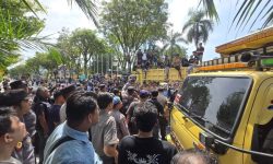 Sulit Dapat Solar, Sopir Truk Kepung DPRD Balikpapan